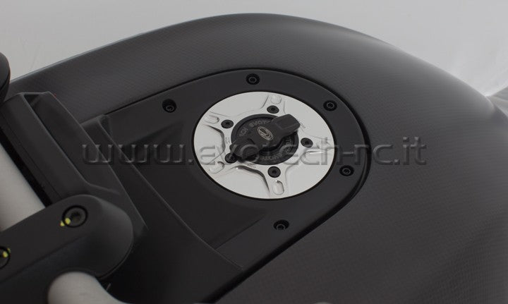 Evotech Srl Quick release Gas (Fuel) Cap for Ducati Monster 1100 / 796 / 795 / 696 and Diavel 1200